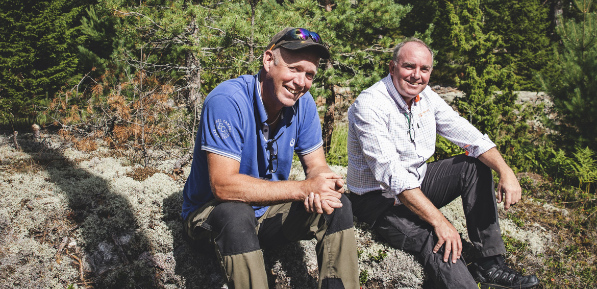 Lars Friberg (till vänster) tillsammans med David Eiderbrant, skogsförvaltare på Skogssällskapet. Foto: Felicia Yllenius